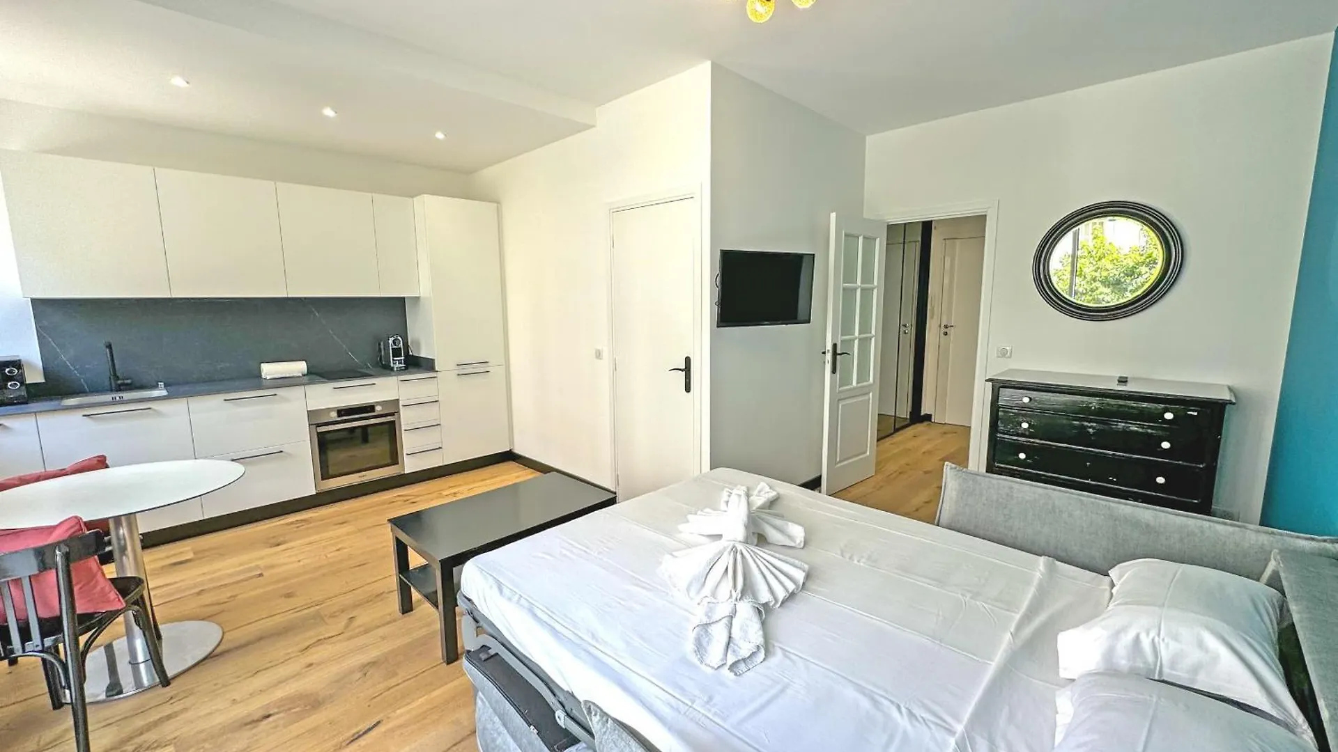 Courtyard Suite Promenade Nice 0*,  Fransa